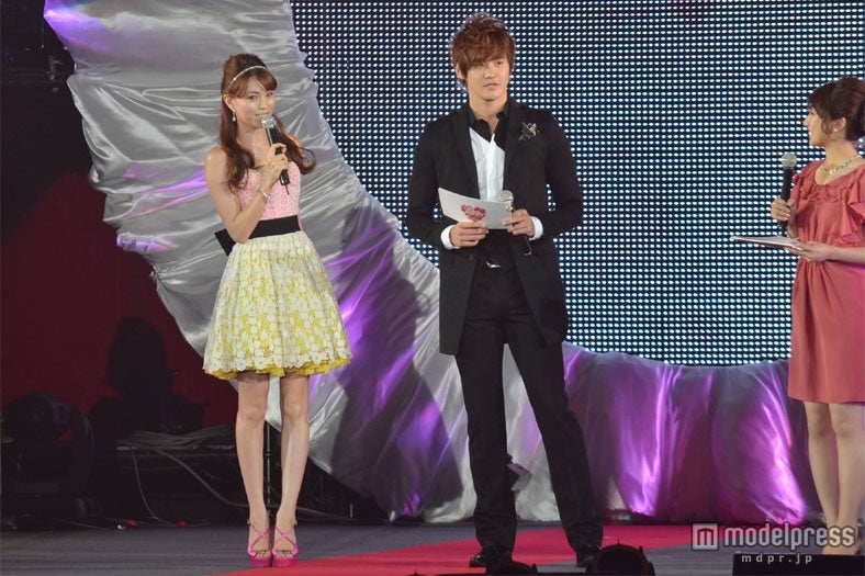 MCをつとめる蛯原友里、JUNO