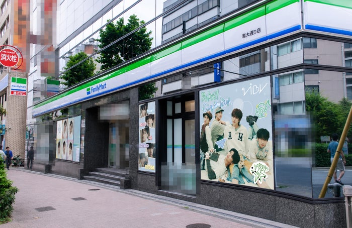 VIBYがファミマとコラボ、日本武道館近くで店舗ラッピング＆限定ブロマイドを全国展開