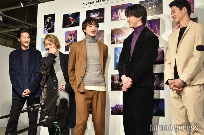 お尻の成長を感じたい小関裕太 (C)モデルプレス