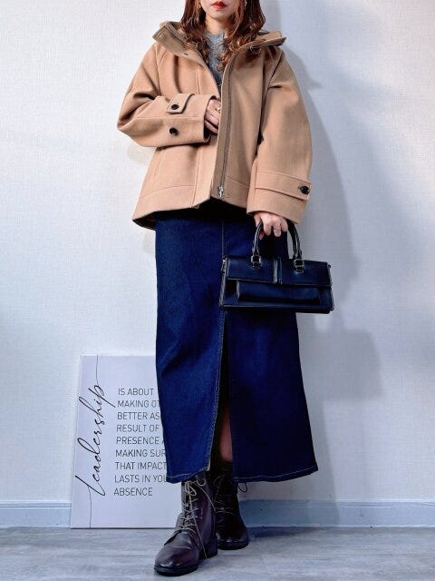 GUコージーメルトンショートフーディコートのデニムスカートコーデ