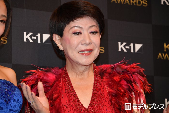 美川憲一が全力ダッシュ 若かりし頃の写真話題「新鮮でビックリ」「地面から浮いてる」