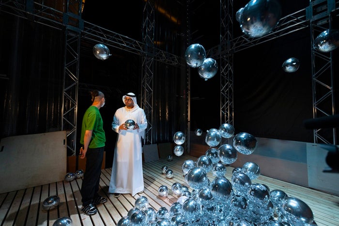 アブダビ文化観光局長のモハメド・ハリファ・アル・ムバラク閣下が来日、teamLab Phenomena Abu Dhabi で公開される作品の実験現場を視察 （C）DCT Abu Dhabi