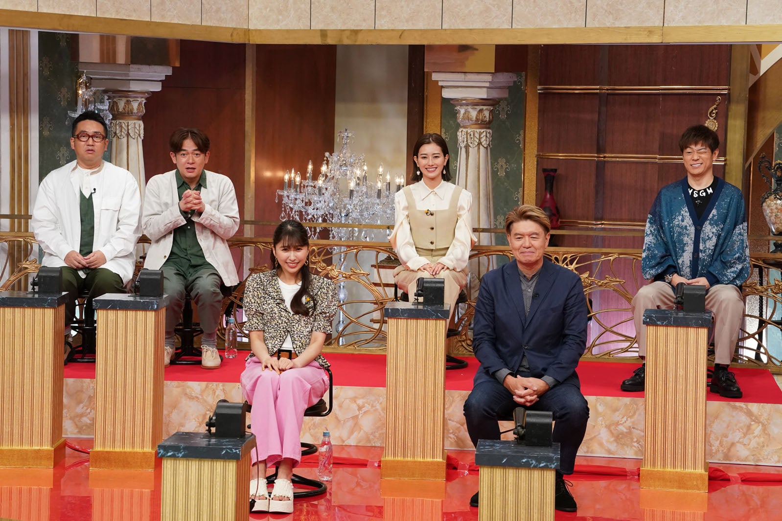 （左から）中西茂樹、那須晃行、玉井詩織、守屋茜、ヒロミ、陣内智則（C）日本テレビ