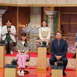 （左から）中西茂樹、那須晃行、玉井詩織、守屋茜、ヒロミ、陣内智則（C）日本テレビ