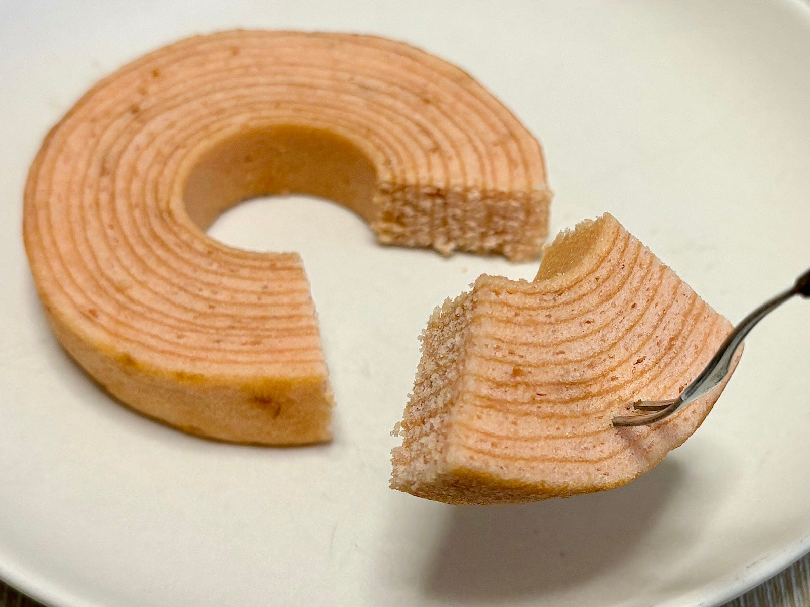 ふんわり食感のバウムクーヘンに、ほのかな桜の風味が広がる心地いいおいしさです 