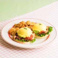 ハーブチキンとアボカドのエグスンベネディクト税込1,815円/提供画像