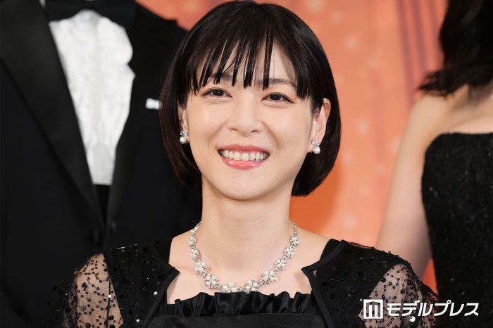 上野樹里、ショーパン×黒タイツで美脚際立つ「着こなしお洒落」「スタイル抜群」と反響