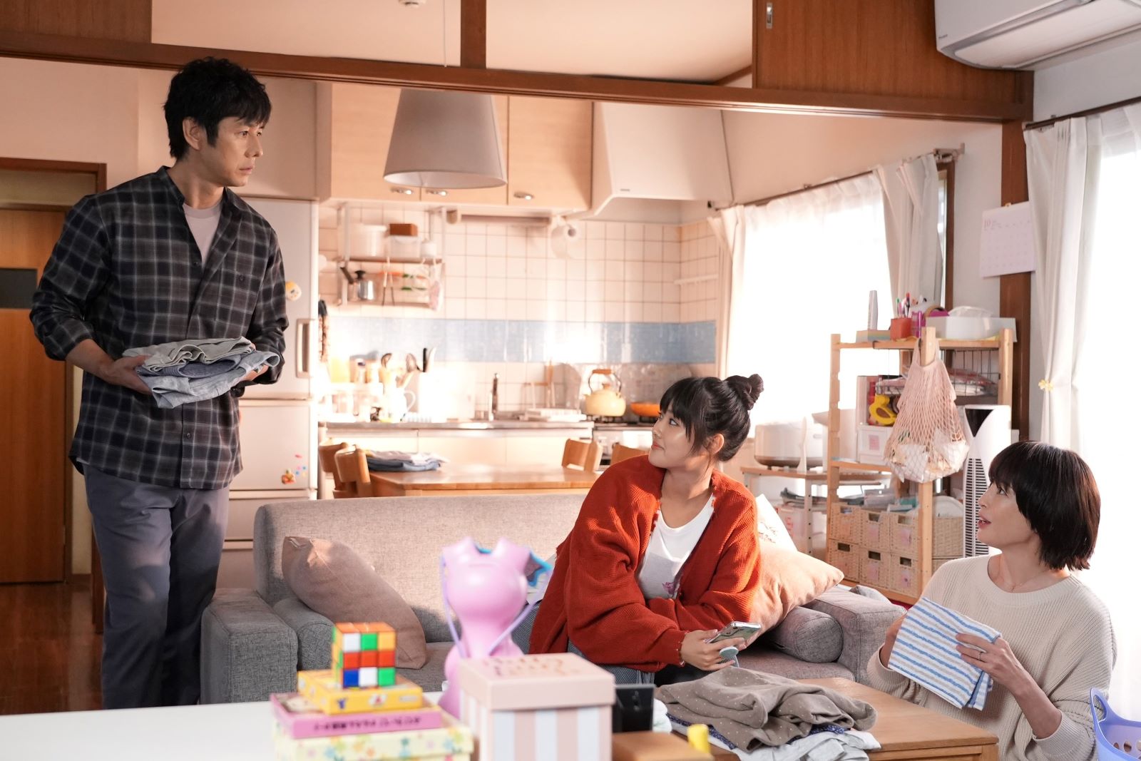 西島秀俊、原菜乃華、宮沢りえ／「真犯人フラグ」第2話より（C）日本テレビ