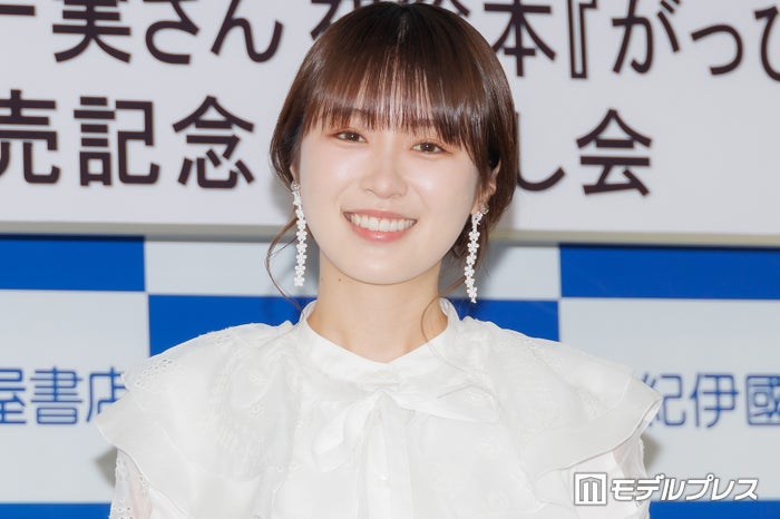 元乃木坂46高山一実、ノースリワンピでユニバ満喫「肌の透明感すごい」「カチューシャ似合う」の声