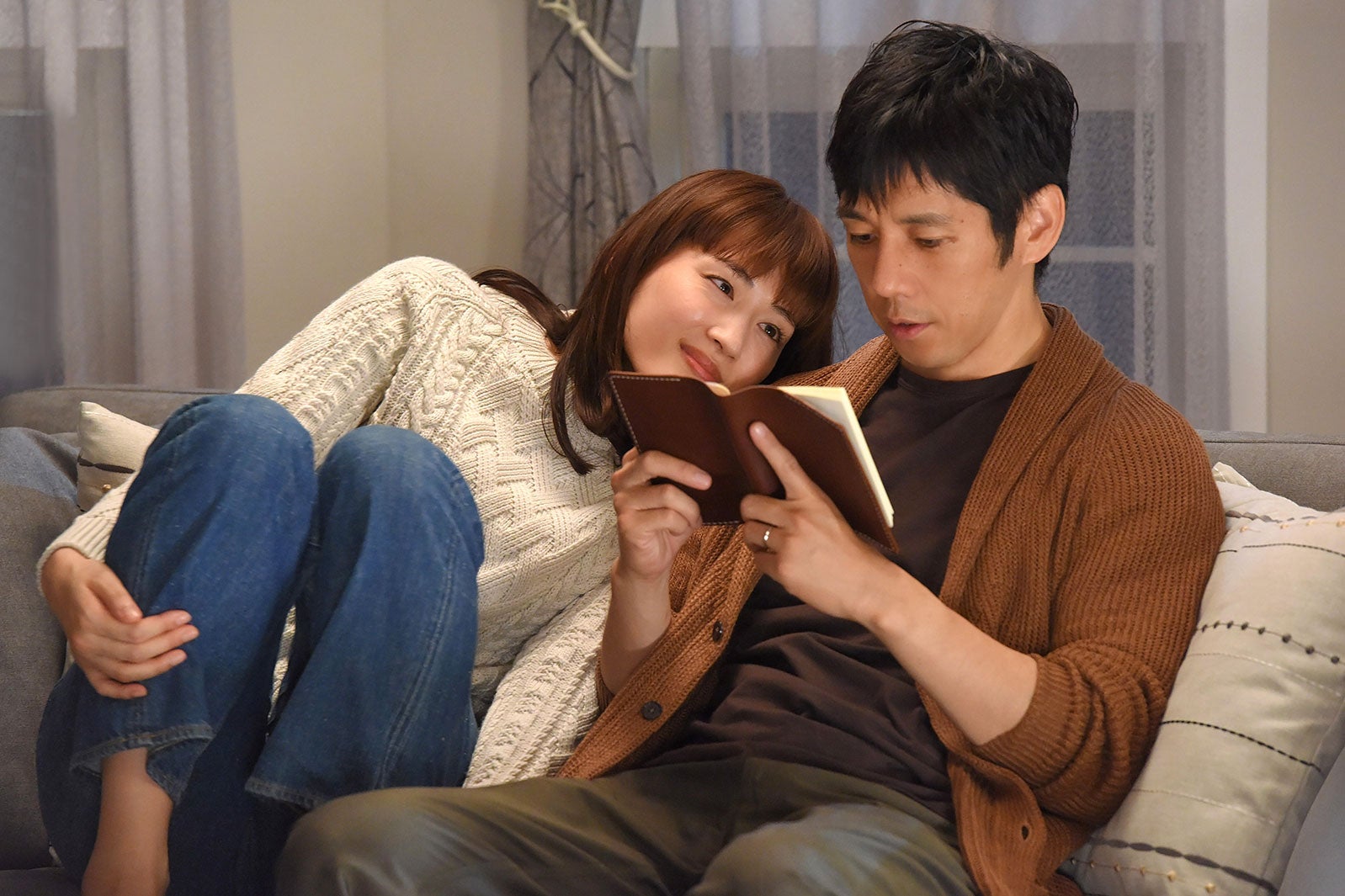 綾瀬はるか、西島秀俊／「奥様は、取り扱い注意」第4話より（画像提供：日本テレビ）