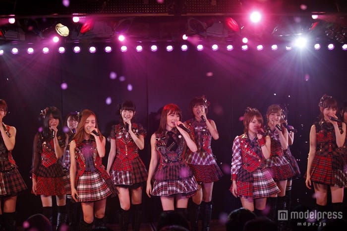「AKB48劇場 前田敦子卒業公演」の模様(C)AKS