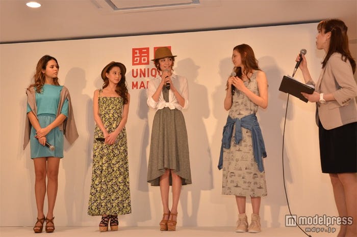「UNIQLO ワンピース インストアイベント」で着こなし方について話す(左から)大屋夏南、河北麻友子、菅原沙樹、ニコル