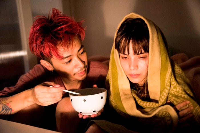 成田凌、紗羅マリー(C)映画『ニワトリ★スター』製作委員会