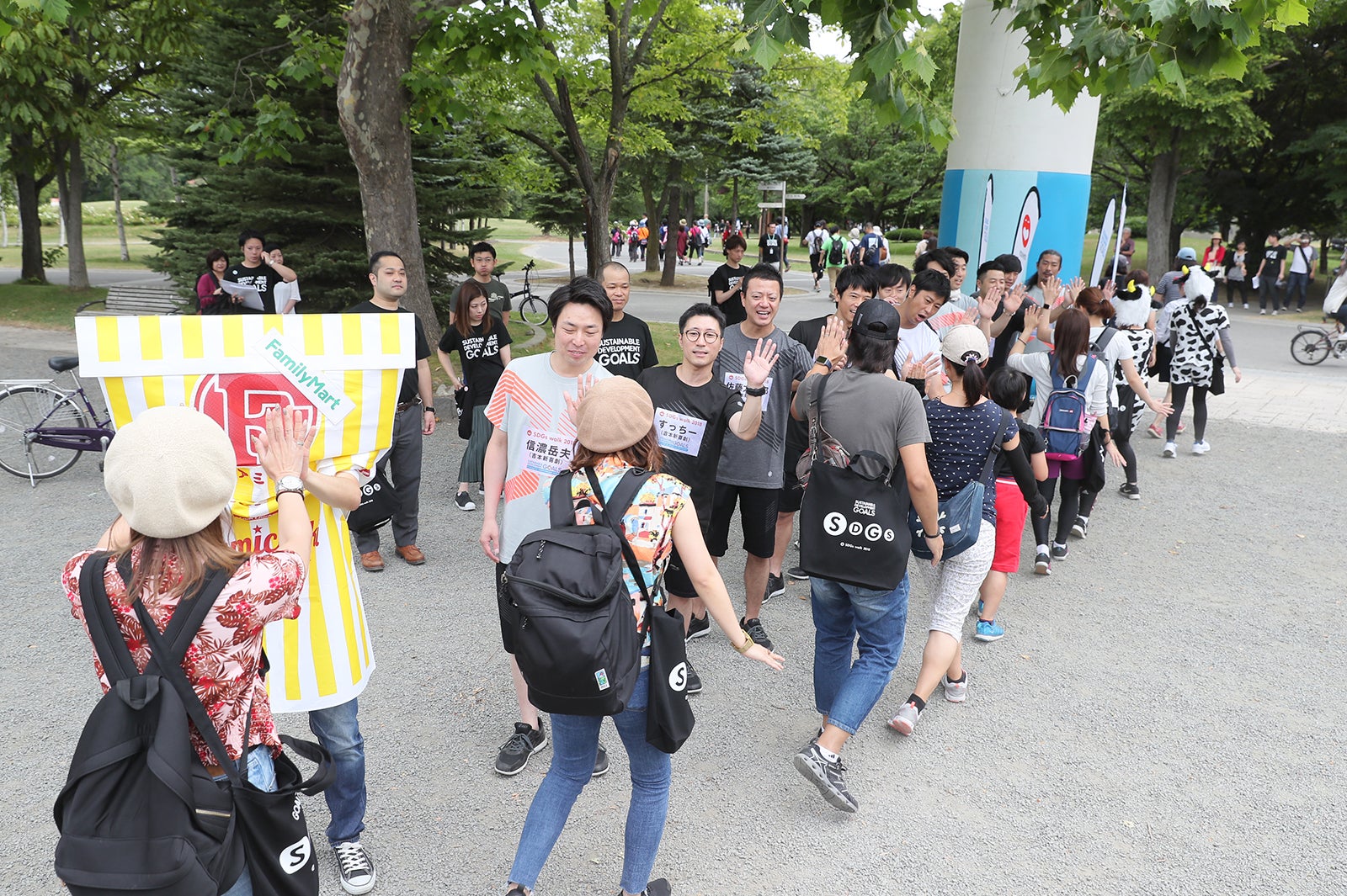 芸人とハイタッチしてからスタート（画像提供：よしもと）