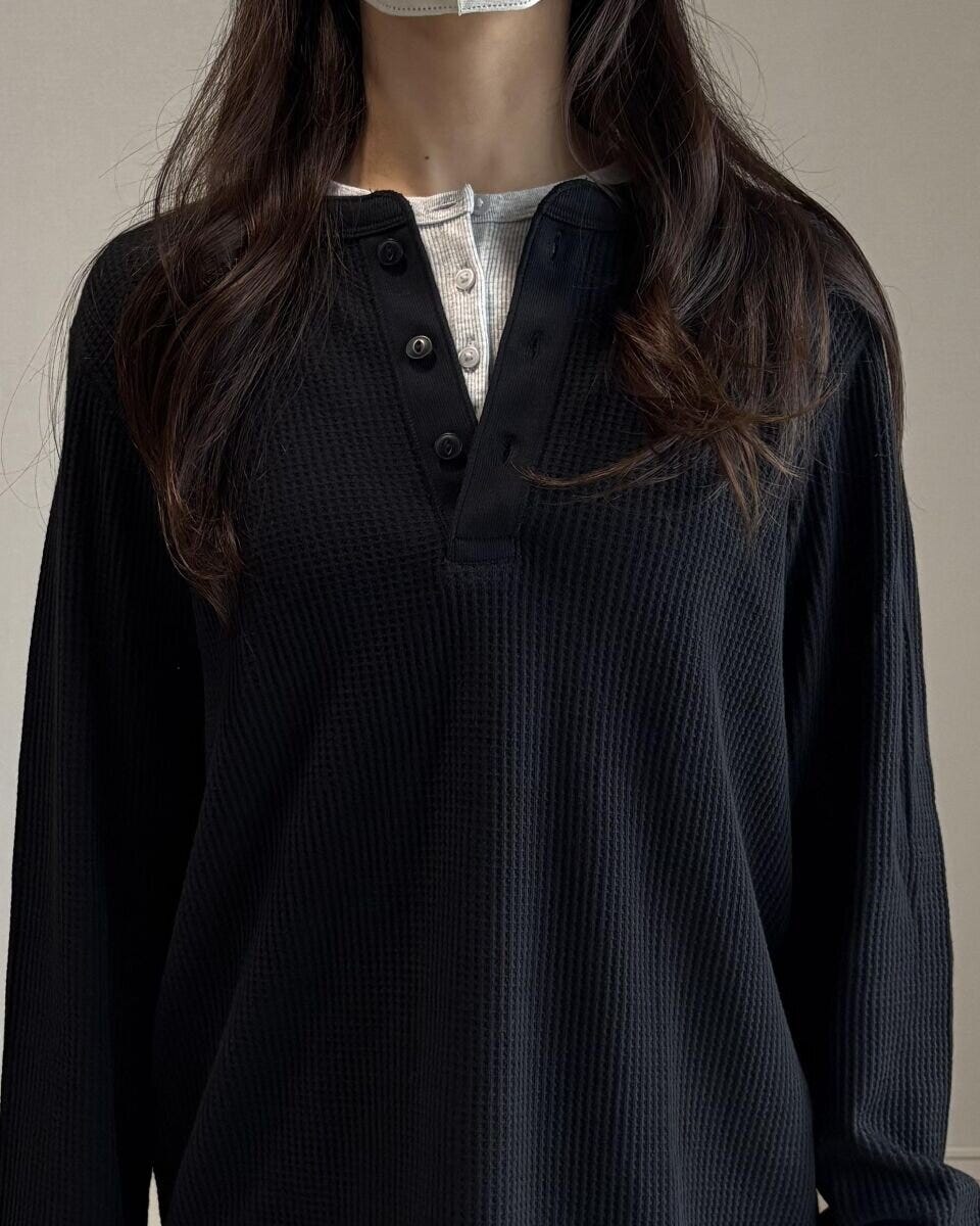 ユニクロ　ワッフルヘンリーネックT　首元アップ