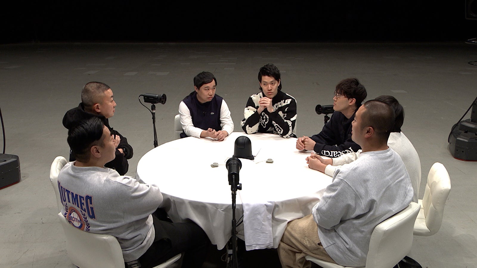 （手前から時計回りに）長田庄平、松尾駿、せいや、粗品、菊田竜大、秋山寛貴、岡部大（C）フジテレビ