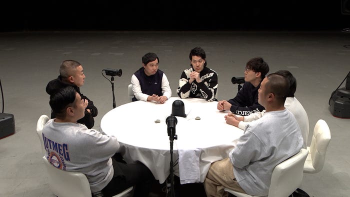 (手前から時計回りに)長田庄平、松尾駿、せいや、粗品、菊田竜大、秋山寛貴、岡部大(C)フジテレビ