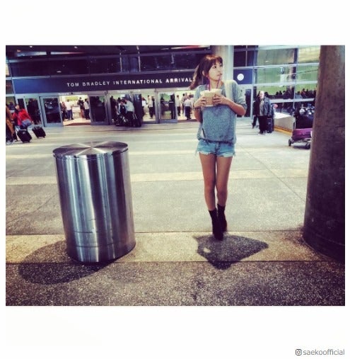 紗栄子、スラリ美脚あらわなショーパン姿「スタイル抜群」「シンプルコーデでもオシャレ」と話題