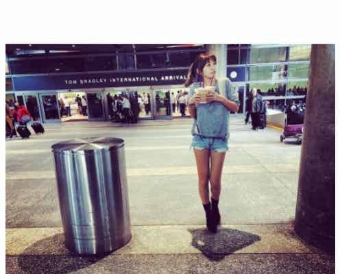 紗栄子、スラリ美脚あらわなショーパン姿「スタイル抜群」「シンプルコーデでもオシャレ」と話題