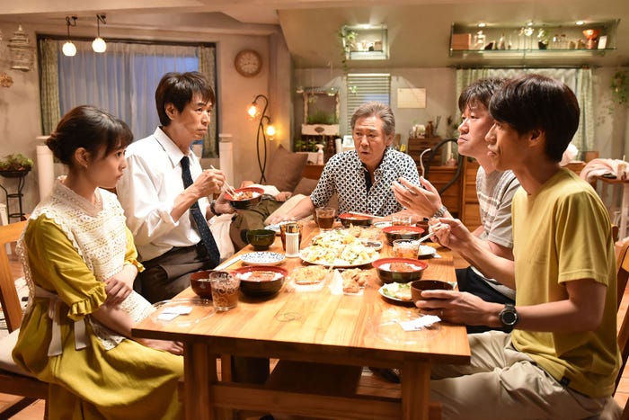 高畑充希、時任三郎、西岡徳馬、佐藤二朗、夙川アトム/「過保護のカホコ」第6話より(画像提供:日本テレビ)