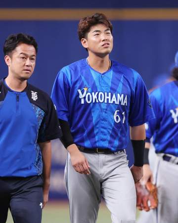 負傷交代のDeNA蝦名について 相川監督「明日検査します」 八回の守備でダイビングキャッチ