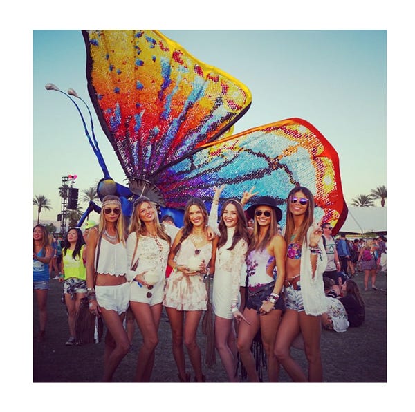 ホワイトアイテムを取り入れたグループコーデ(中央左)アレッサンドラ・アンブロジオ/Alessandra Ambrosio Instagram