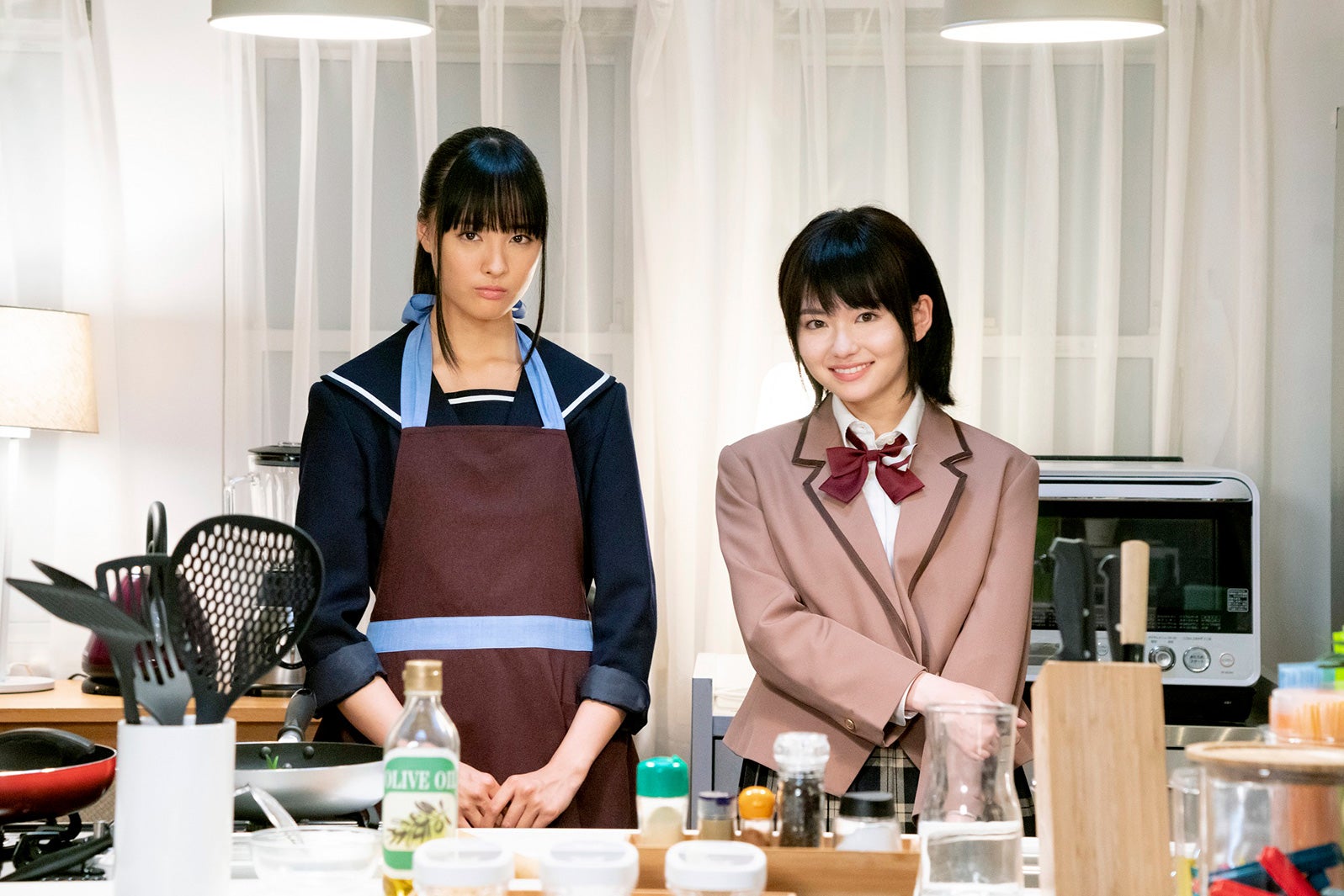 大友花恋、山田杏奈（C）「新米姉妹のふたりごはん」製作委員会 