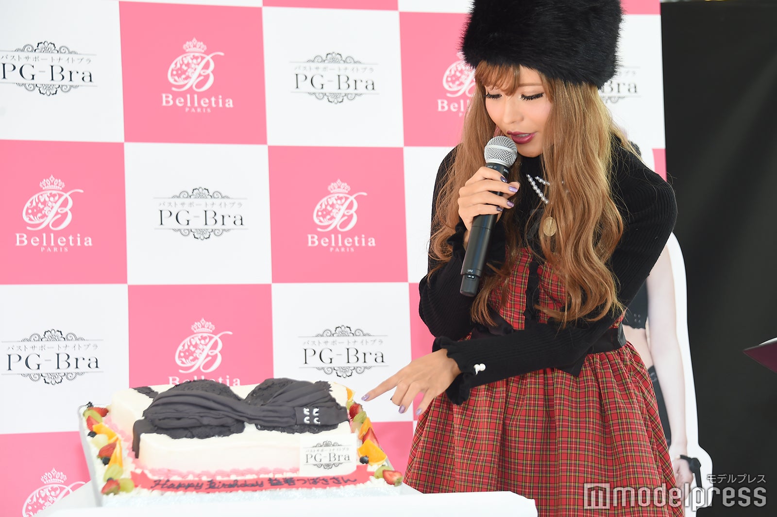 おっぱいケーキに興味津々な益若つばさ （C）モデルプレス