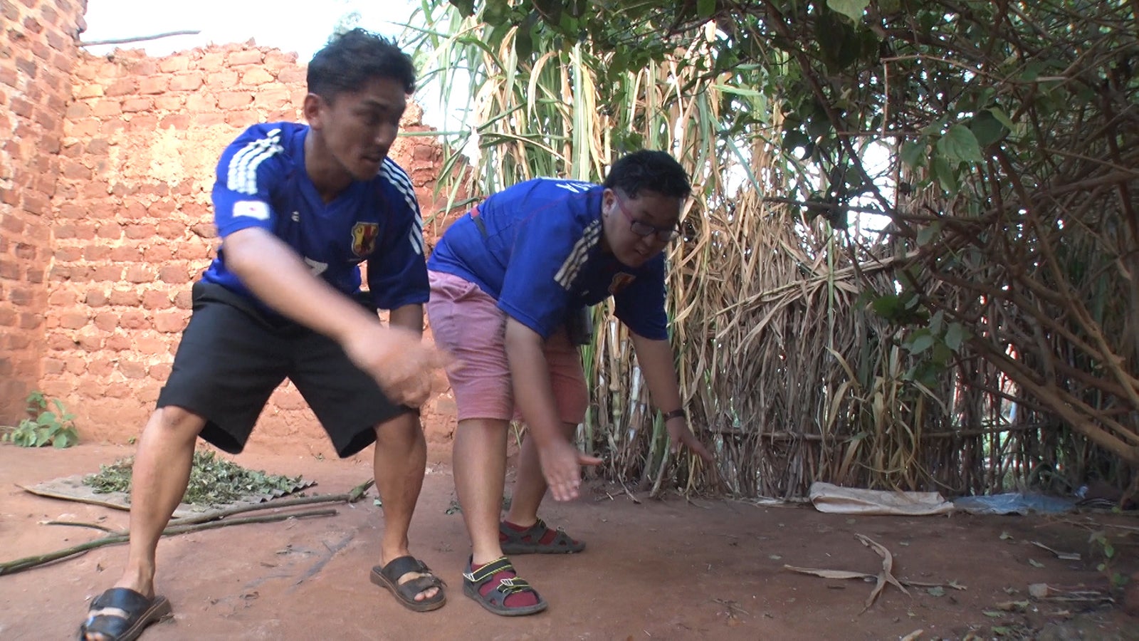 呪術師の教えに従い、ニワトリを追いかけるヒデ、しゅうまい「あいのり：African Journey」第9話より（C）フジテレビ