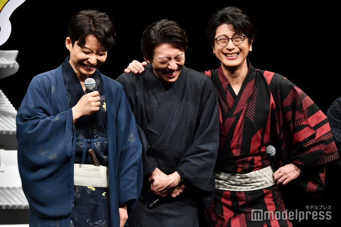 「国産ホワイトアスパラ」と命名された瞬間の星野源、高橋一生、及川光博 (C)モデルプレス