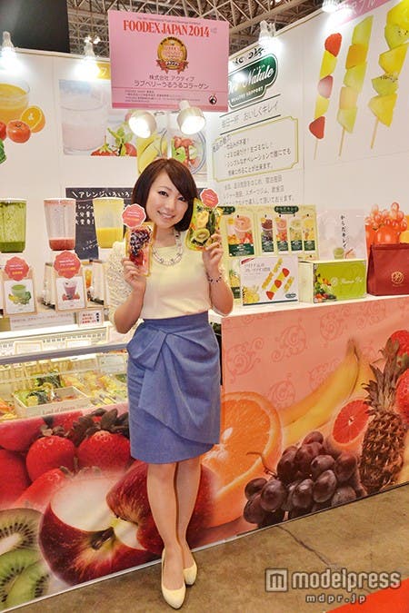 「FOODEX JAPAN 2014」会場ブースの様子/美食女子メンバー・真鍋摩緒(タレント・料理研究家)