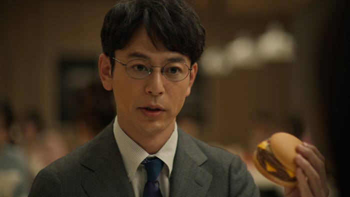 妻夫木聡「夜マック『夜のマックは…倍バーガー』篇(30秒)」より(提供写真)