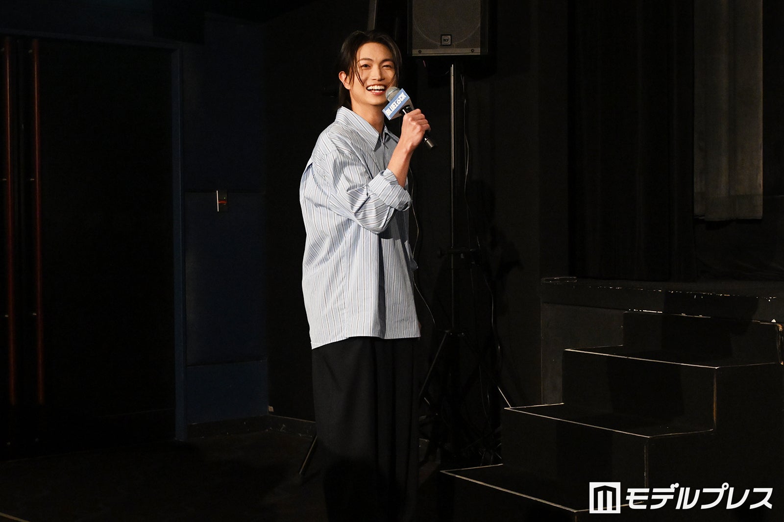 高橋文哉に紹介を忘れられ立ち尽くす綱啓永（C）モデルプレス