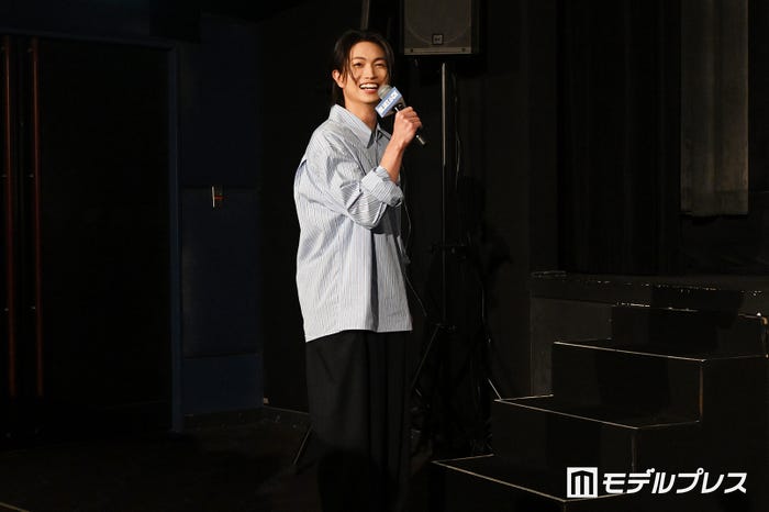 高橋文哉に紹介を忘れられ立ち尽くす綱啓永(C)モデルプレス