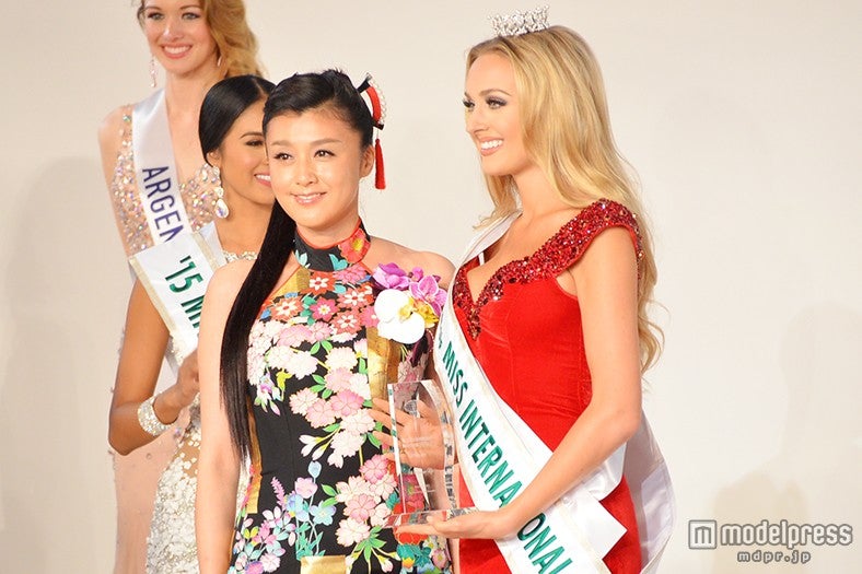 藤原紀香と準ミス・インターナショナル（アメリカ代表）