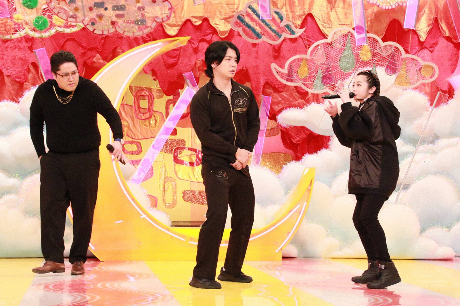 （左から）マヂカルラブリー、峯岸みなみ （C）フジテレビ