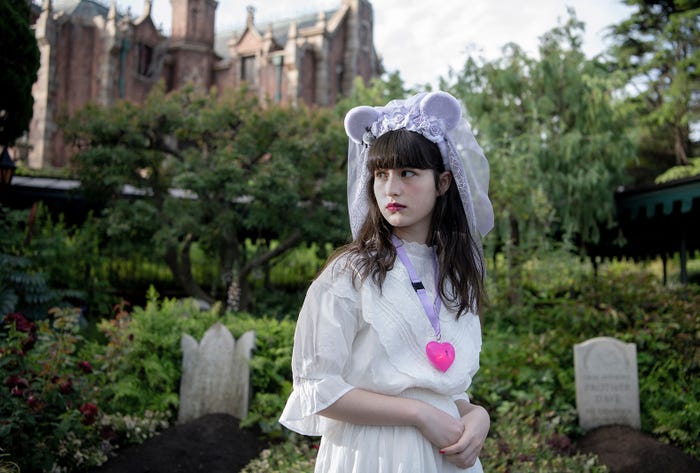 カチューシャ1,800円、ライティングペンダント1,500円 (C)Disney