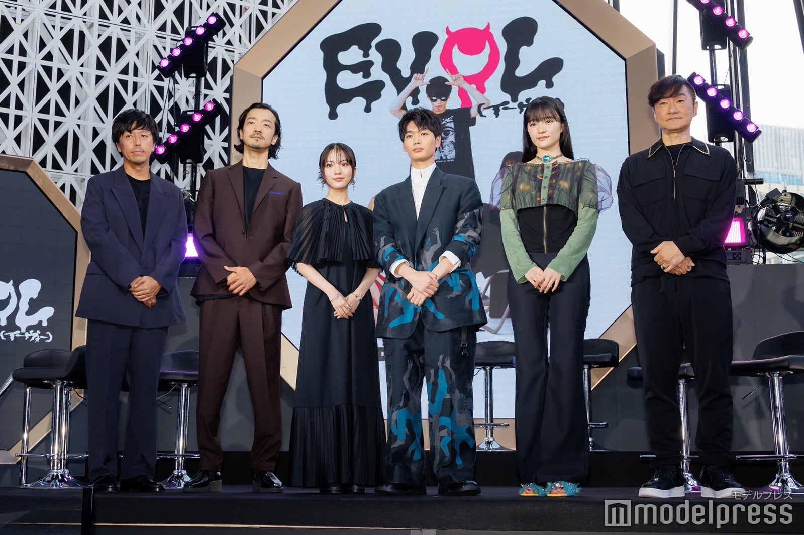 （左から）山岸聖太監督、金子ノブアキ、伊礼姫奈、青木柚、服部樹咲、カネコアツシ氏（C）モデルプレス