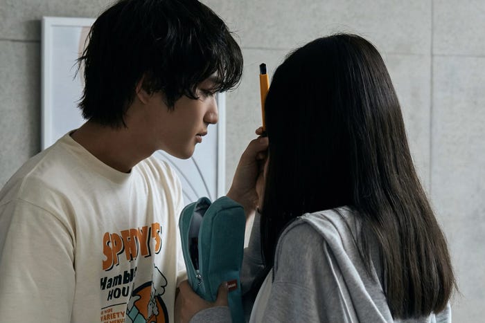 (左から)橋本涼、高石あかり(C)sora・白泉社(C)「墜落JKと廃人教師」製作委員会・MBS