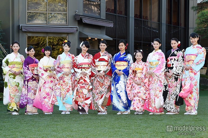 オスカー美女11人が晴れ着姿で華やか集結（左から）水沢エレナ、宮崎香蓮、小芝風花、高橋ひかる、剛力彩芽、武井咲、忽那汐里、本田望結、吉本実憂、河北麻友子、小澤奈々花【モデルプレス】