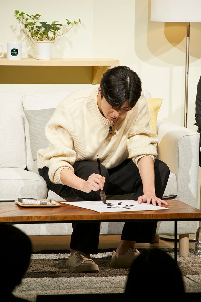 書初めに挑戦するパク・ソジュン「食べて会おう!パク・ソジュンといっしょ!bibigo パーティー」(提供写真)