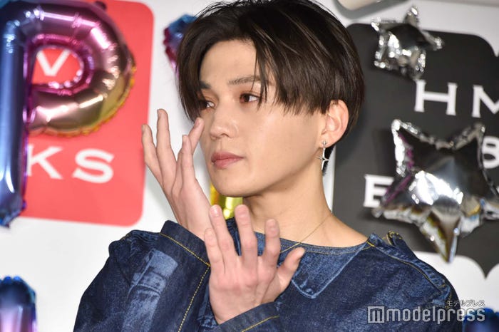 涙を拭う八木勇征(C)モデルプレス