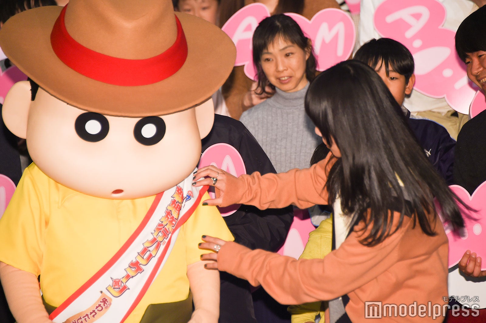 フォトセッション前もしんちゃんのたすきを直してあげるあいみょん（C）モデルプレス