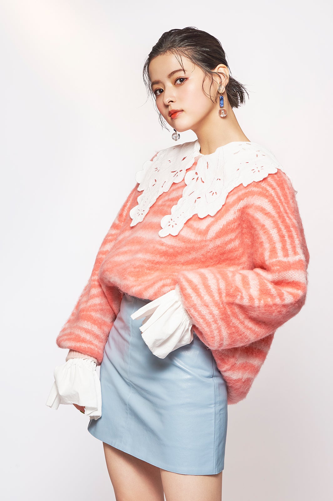 ニット：ROSE BUD
シャツ：Ungrid
スカート：SOLLON.
バッグ：ROSE BUD
ブーツ：ROYAL PARTY
（提供写真）