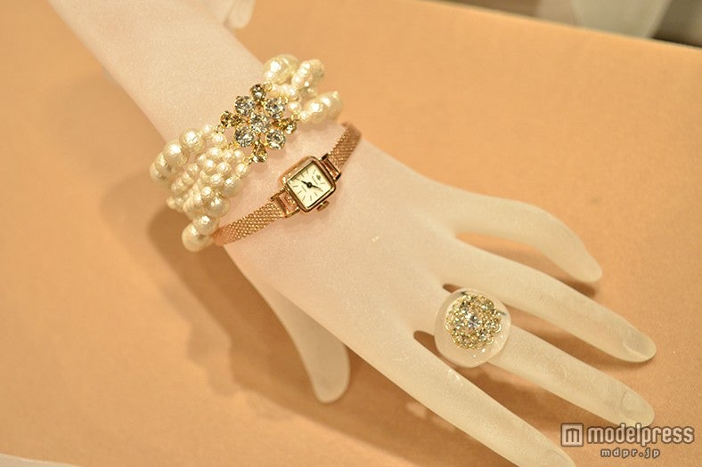 【結婚式の2次会・パーティー向け】ローズゴールドの腕時計×5連のパールで上品に