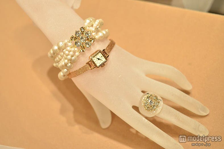 【結婚式の2次会・パーティー向け】ローズゴールドの腕時計×5連のパールで上品に
