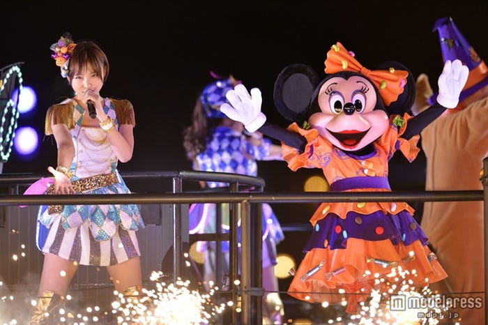 篠田麻里子が一夜限定でAKB48に“復帰”/スペシャルショー「Halloween Party with AKB48」/(C)Disney