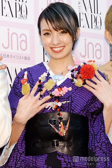 南明奈 5時間かけて完成した ド派手ロングネイル 披露 モデルプレス