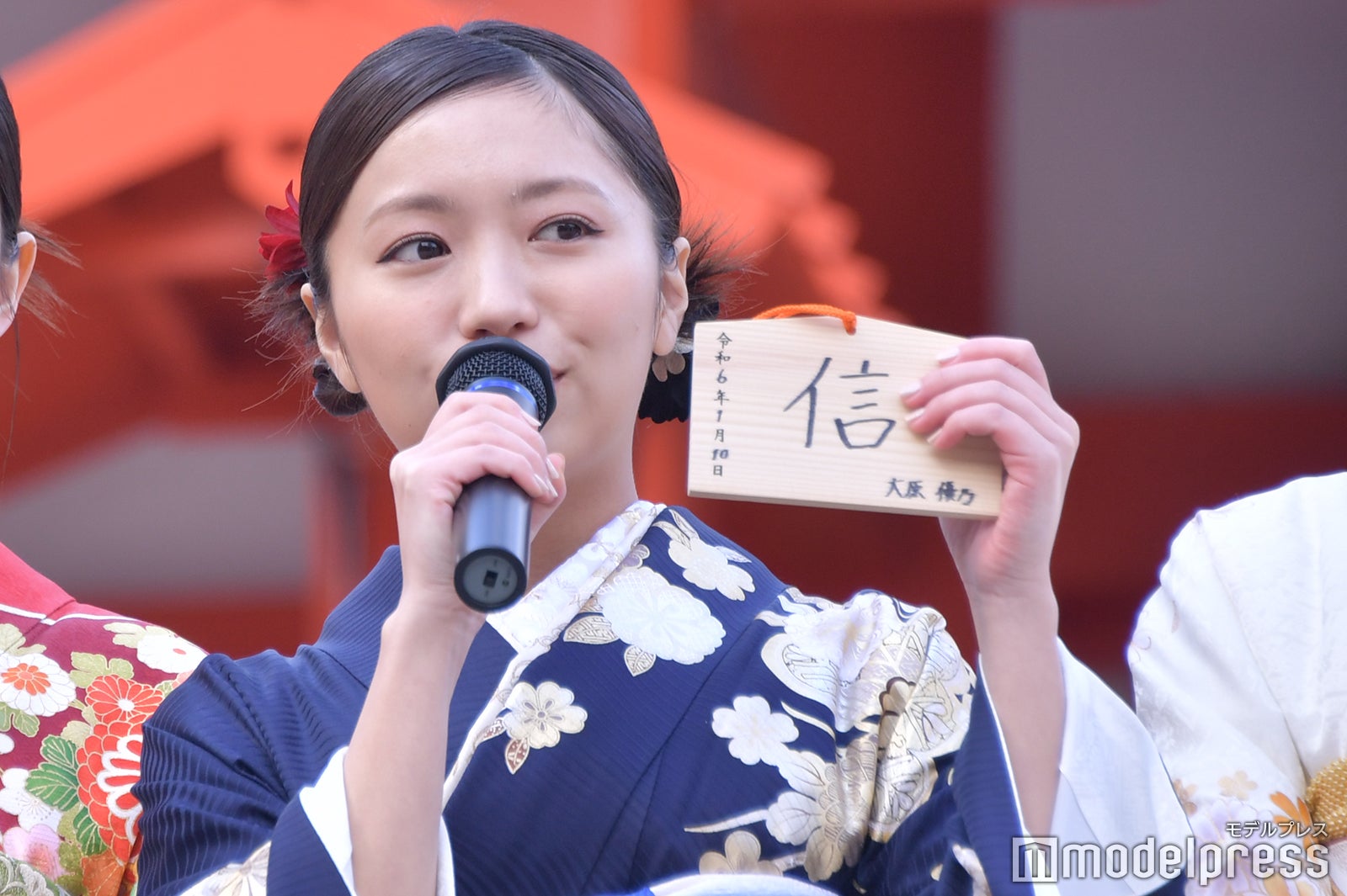 直筆の絵馬を紹介する大原優乃（C）モデルプレス