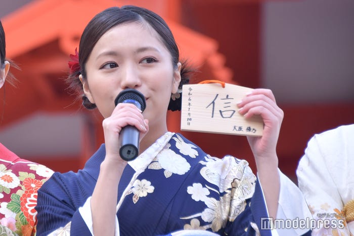 直筆の絵馬を紹介する大原優乃(C)モデルプレス